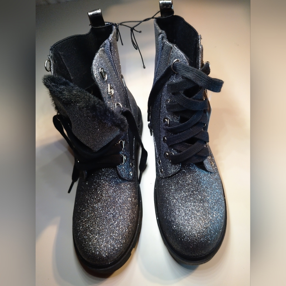 Boots - Picture 3 of 9